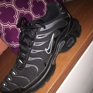 Black nike shoes